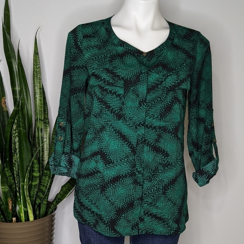 ✨3/$15 Anne Klein green & black snakeskin button up S